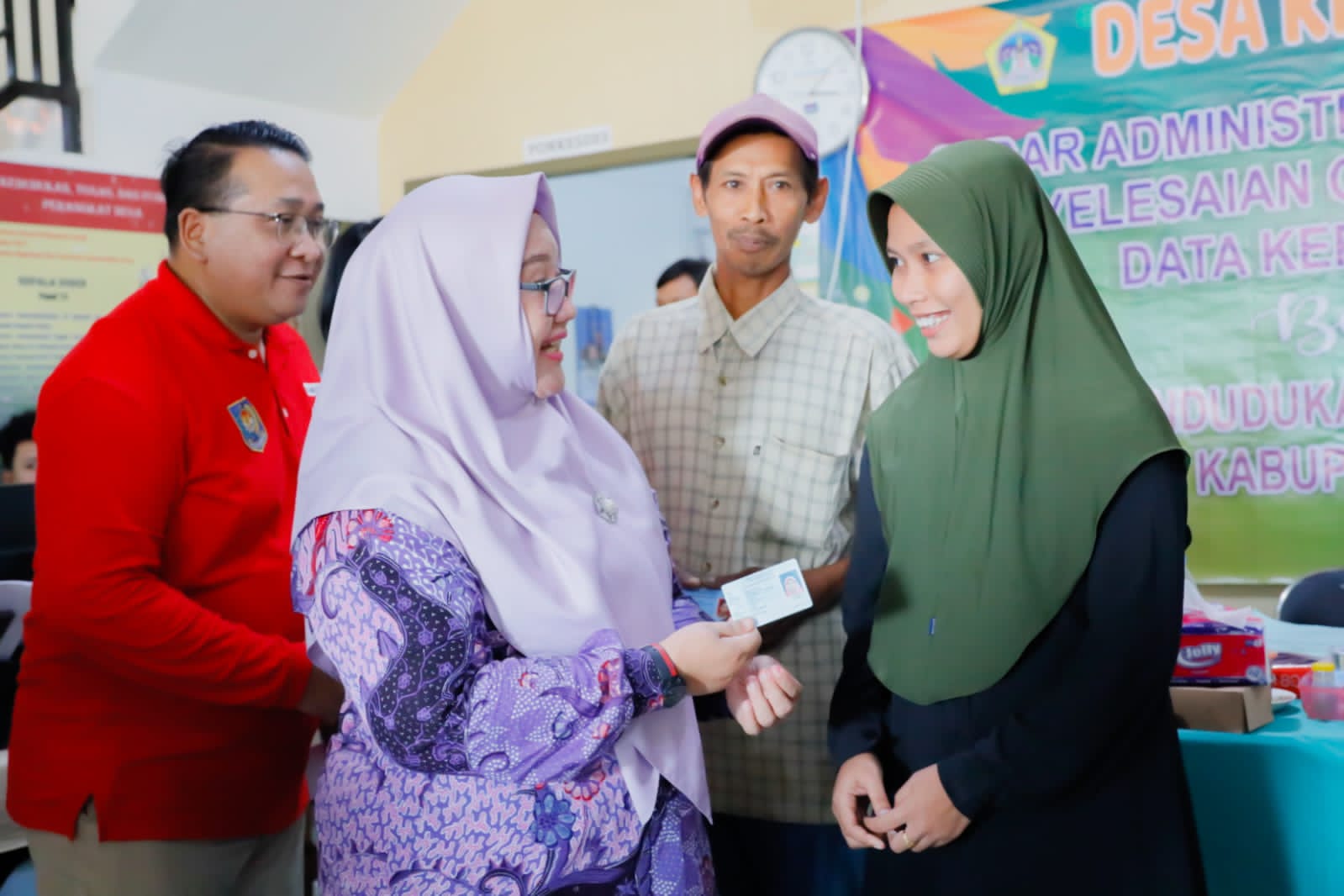 Kunjungi Pulau Bawean, Bu Min Instruksikan Dispendukcapil Selesaikan Data Ganda Dan Anomali